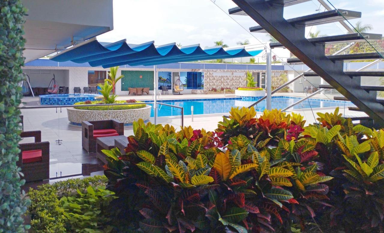 Hotel Royal Elim International Cali Eksteriør billede The pool at the hotel