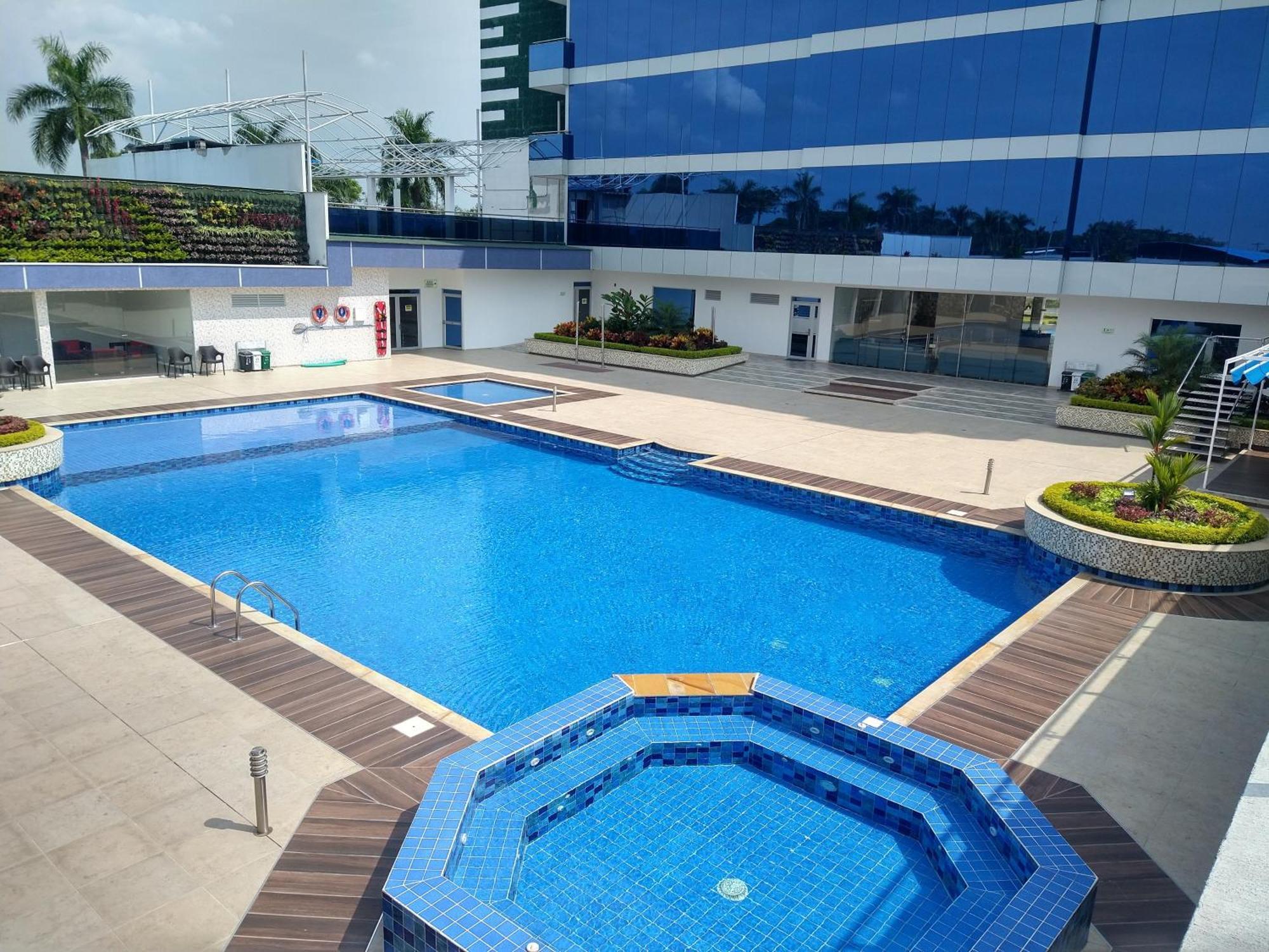 Hotel Royal Elim International Cali Eksteriør billede Swimming pool at the hotel