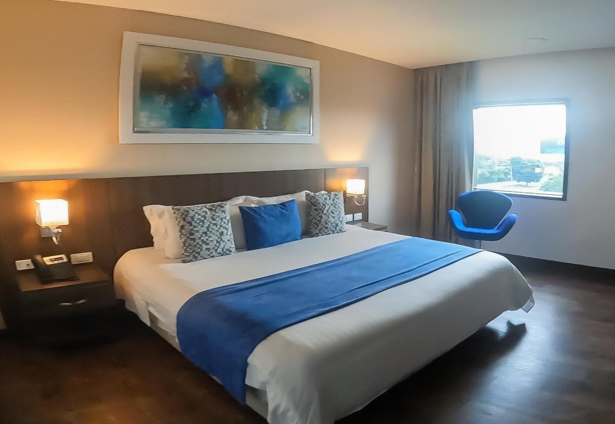 Hotel Royal Elim International Cali Eksteriør billede A room at the hotel